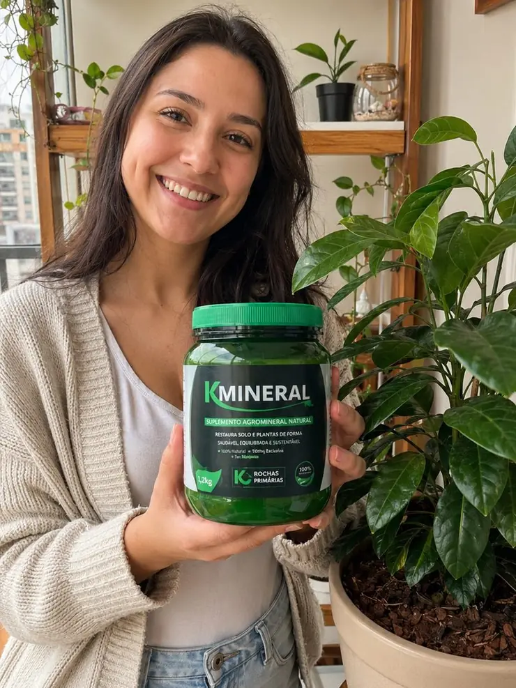 Larissa com o pote de Kmineral entre suas plantas